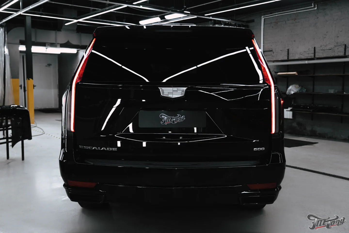 Проделали большую работу над Cadillac Escalade, часть 4: ремонт и окрас, детейлинг, фирменный Шиномонтаж на вибростенде с адаптацией на стендах Hunter и долгожданная выдача!